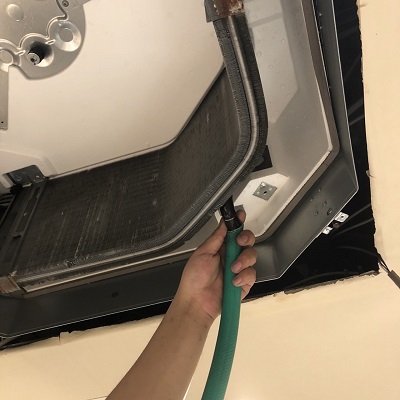エアコン内部の拭き上げ、ドレン管の通⽔をバキュームによる吸引