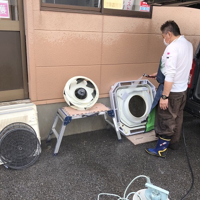 取り外した部品を洗浄