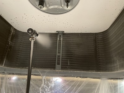熱交換器を⾼圧洗浄機で洗浄