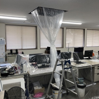 エアコン本体をビニールシートで養⽣